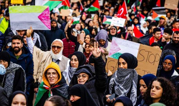 Hollanda’da 300 bürokrat hükümetin İsrail’e desteğini protesto etti