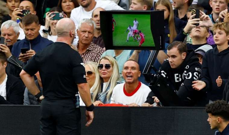 İngiltere Premier Lig’de tartışılan hakemler için karar!