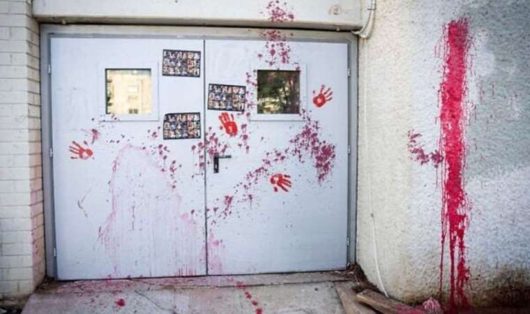 Netanyahu’nun parti binası kırmızıya boyandı: Rehinelerin fotoğrafları asıldı