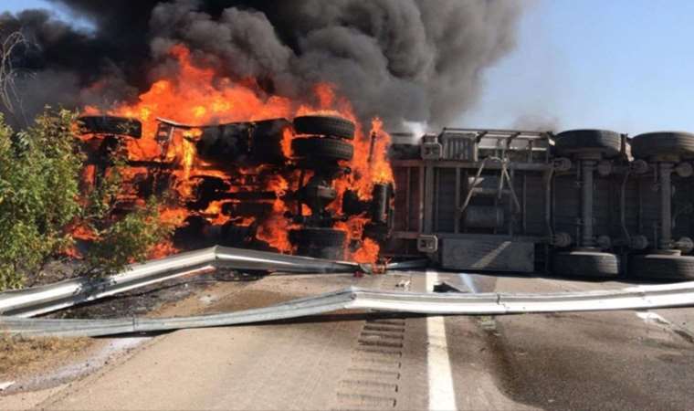 Süt taşıyan TIR devrildi, sürücü yanarak hayatını kaybetti