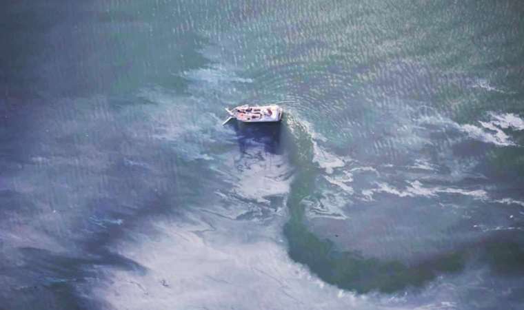 Karaya oturan feribottan yeniden petrol sızmaya başladı