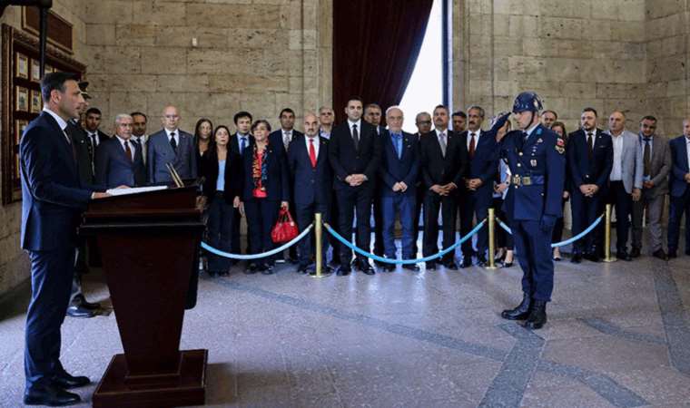 CHP İstanbul İl Başkanı Özgür Çelik ve yeni İstanbul İl Yönetimi’nden Anıtkabir’e ziyaret