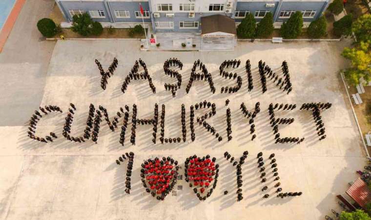 Öğrencilerden Yaşasın Cumhuriyet koreografisi