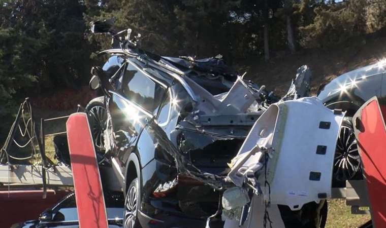 Bakırköy’de TIR üst geçide takıldı, 3 araçta hasar oluştu