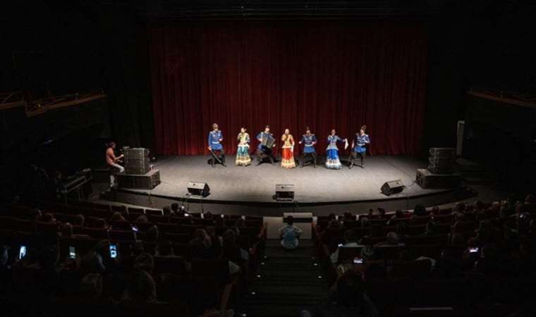 İstanbul’dan Rus Lubo-Milo halk dansları topluluğu geçti