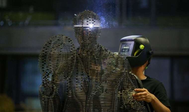 Atatürk’ün TBMM’nin açılışındaki selamlama fotoğrafı çelik heykelle ölümsüzleştirildi