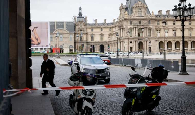Fransa’da bomba paniği: Versailles Sarayı tahliye edildi