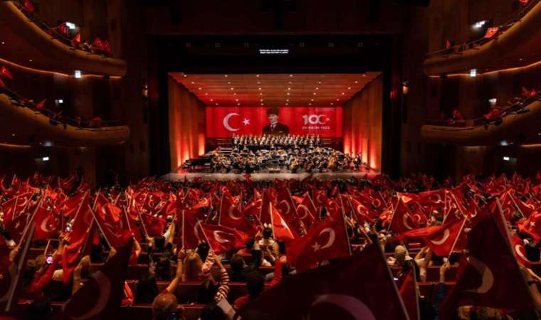 Halk sanatçılara coşkuyla eşlik etti