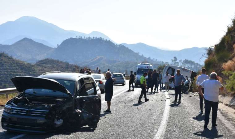 Otel çalışanlarını taşıyan servisle otomobil çarpıştı… 5 yaralı!