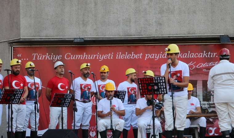 Zonguldak’ta madenciler Cumhuriyet’in 100. yılına özel konser verdi