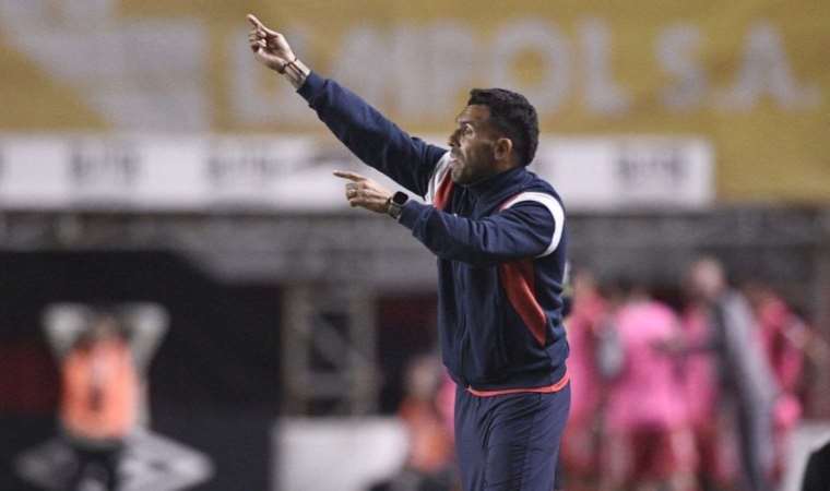 Carlos Tevez isyan etti: ‘Üç oyuncum toplama çıkarma yapmayı bilmiyor’