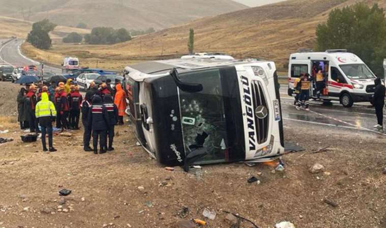 Sivas’taki korkunç kazada babasını kaybeden genç konuştu: Dönüşte ben ‘uçakla gidelim’, babam ‘otobüsle gidelim’ demişti…