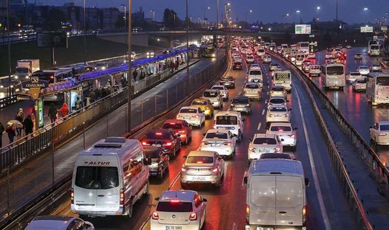 İstanbul’da trafik kilit: Yoğunluk yüzde 75’i buldu