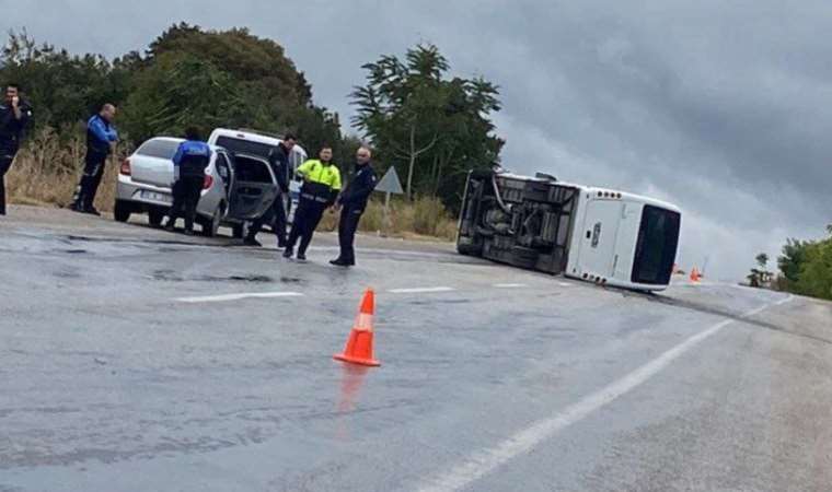 Gönen’de minibüs devrildi: 7’si polis 10 kişi yaralandı