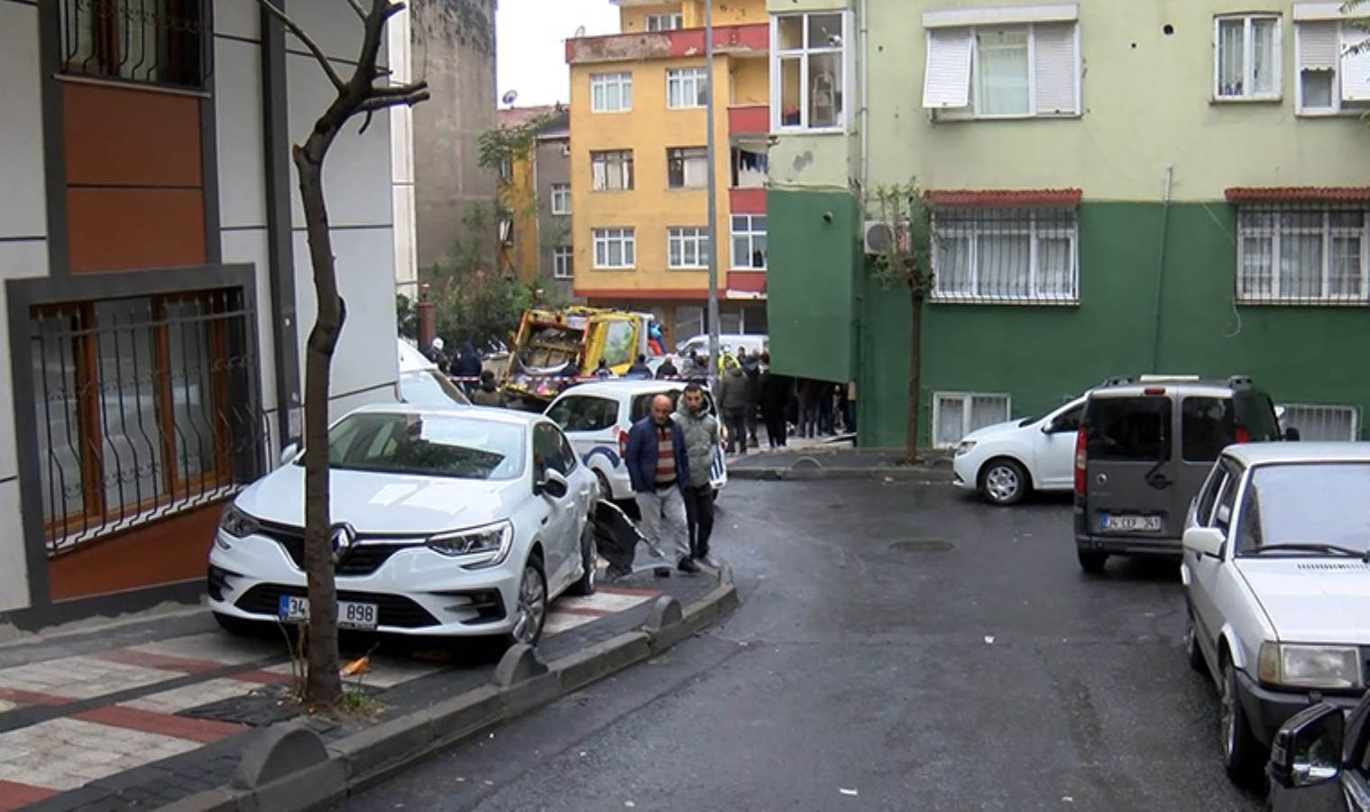 Bağcılar'da çöp kamyonu sokağı savaş alanına çevirdi: 7 araca çarparak durabildi