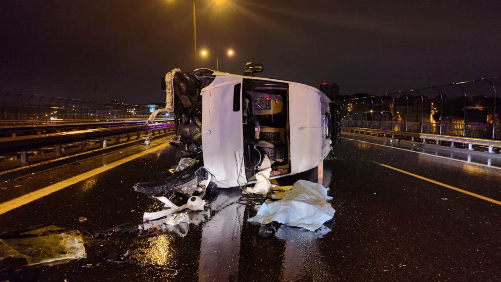 Bağcılar TEM Otoyolu'nda servis minibüsü devrildi:1 ölü 1 yaralı