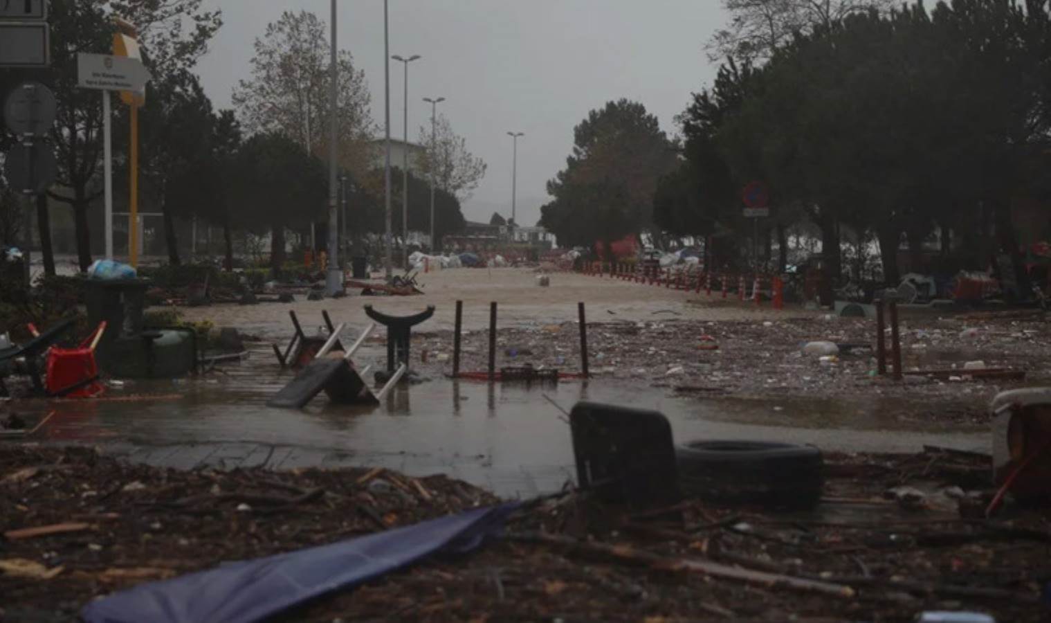 Sağanak, kar ve fırtına yurdu vurdu: Üç ilde eğitime ara verildi