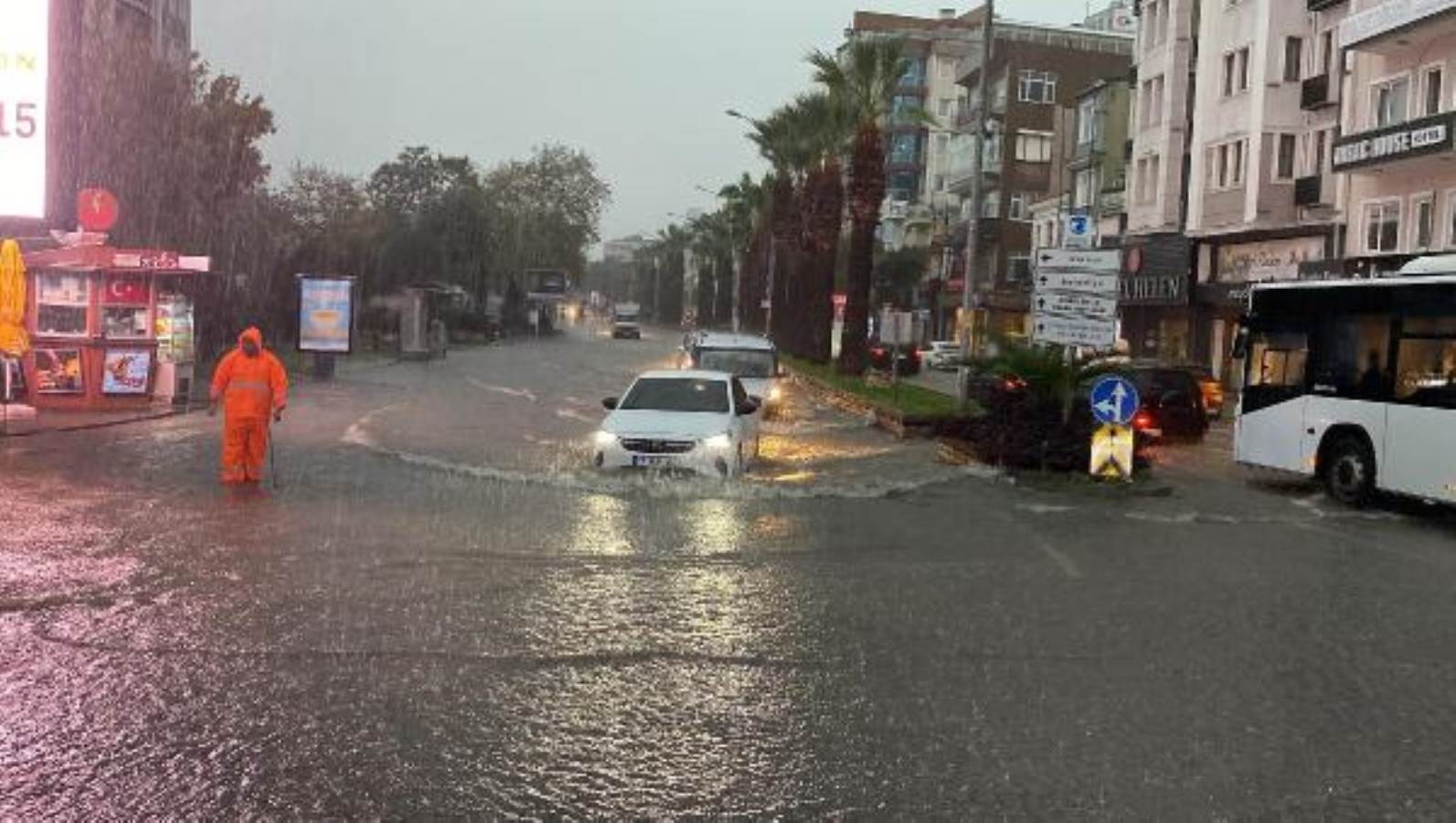 Türkiye'yi sağanak vurdu: Yollar göle döndü, ev ve işyerlerini su bastı