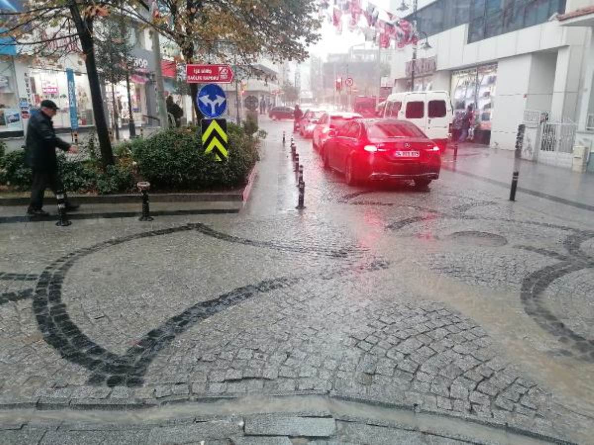 Türkiye'yi sağanak vurdu: Yollar göle döndü, ev ve işyerlerini su bastı