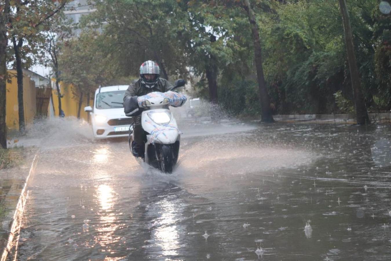 Türkiye'yi sağanak vurdu: Yollar göle döndü, ev ve işyerlerini su bastı