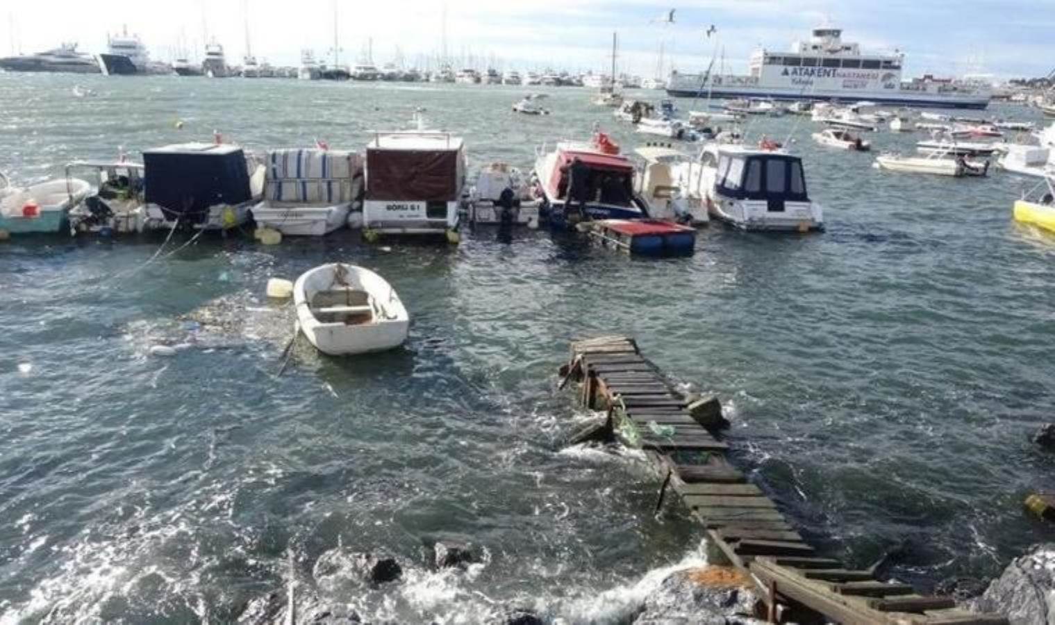 İstanbul'u fırtına vurdu: Dev dalgalar sahili dövdü, tekneler battı; hava ve deniz trafiği sekteye uğradı