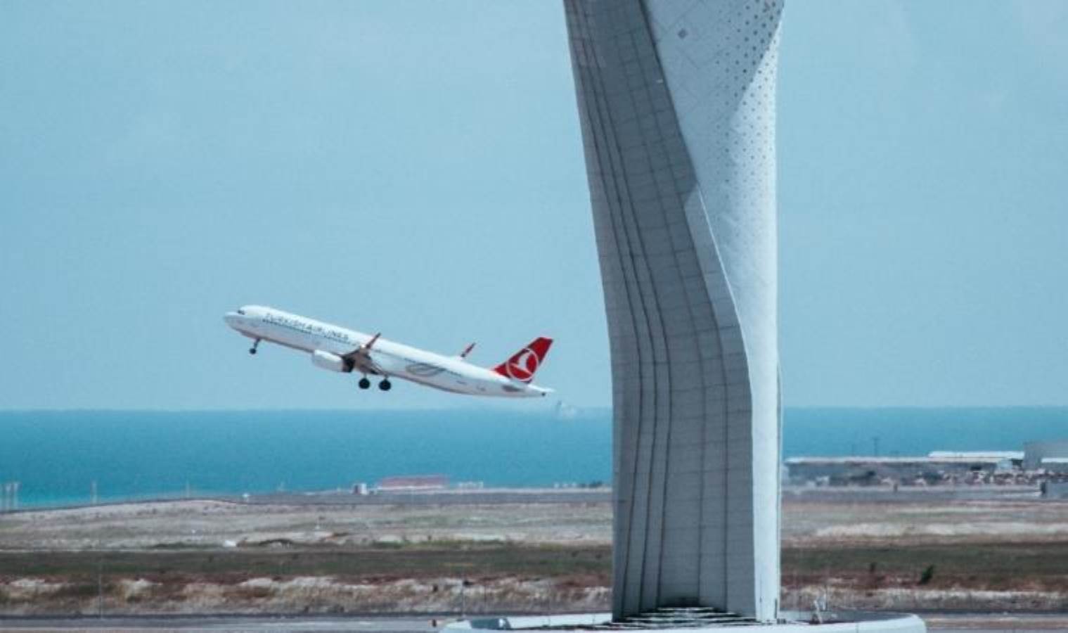 İstanbul'u fırtına vurdu: Dev dalgalar sahili dövdü, tekneler battı; hava ve deniz trafiği sekteye uğradı