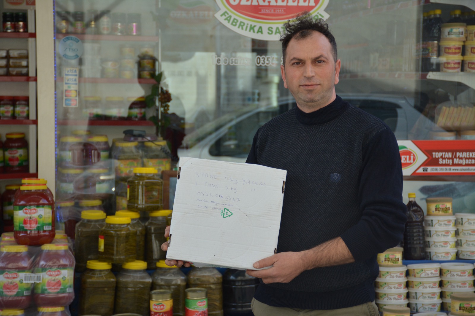 Kapalı marketin önünden ürünleri alıp, not bıraktı