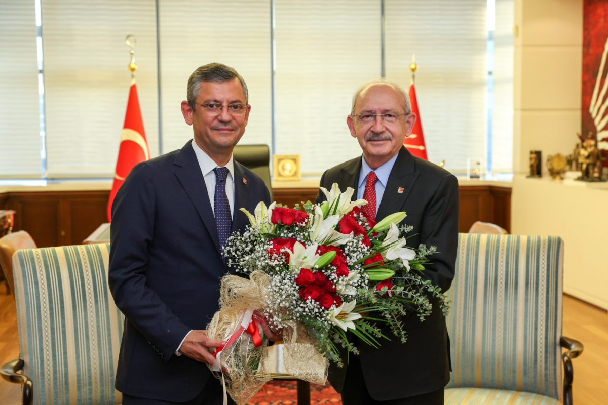 CHP'de Kemal Kılıçdaroğlu dönemi resmen sona erdi, Özgür Özel mazbatasını aldı: Çalışmaya geldik