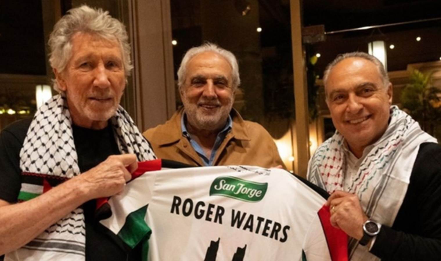 İngiliz müzisyen Waters'a Şili'yi ziyaretinde Palestino Futbol Kulübünün forması hediye edildi