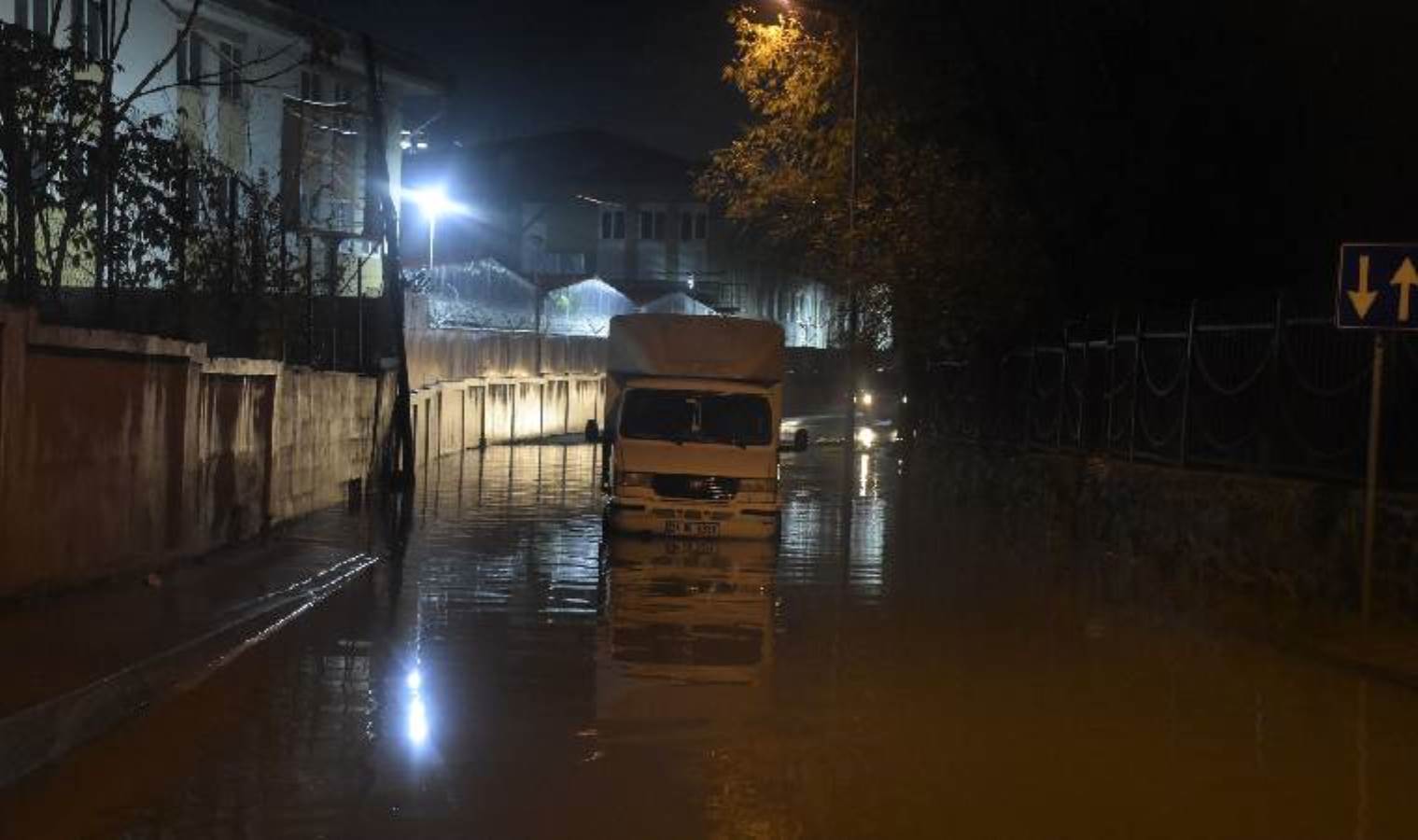 Sarıyer'de sağanak... Semt pazarını su bastı, araçlar mahsur kaldı!