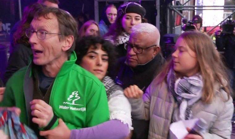 Amsterdam’daki iklim eyleminde bir kişi, Filistin’e destek veren Greta Thunberg’in elindeki mikrofonu almaya çalıştı