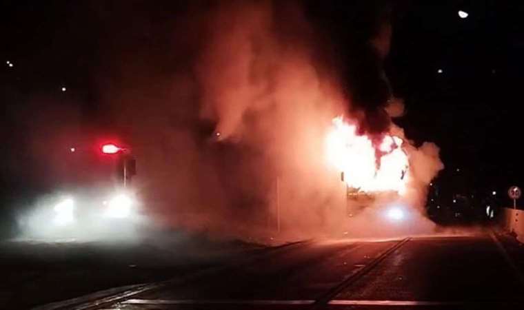 Bolu Dağı’nda motoru tutuşan yolcu otobüsü alev alev yandı!