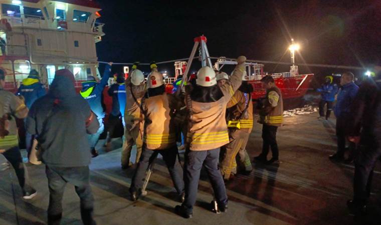 İstanbul’da fırtına: Zeytinburnu açıklarında bir gemi karaya oturdu!