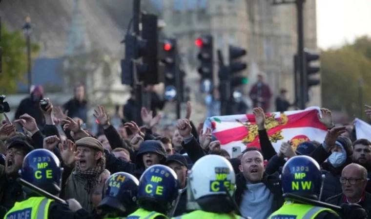 Madrid’de aşırı sağcı grupların düzenlediği eyleme polis müdahalede bulundu
