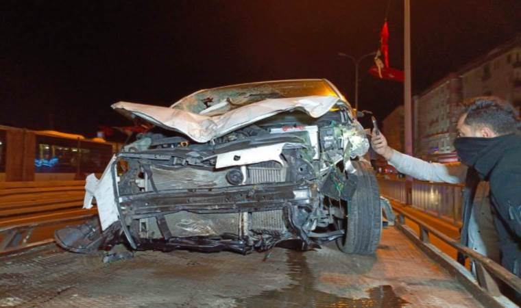 Avcılar’da otomobilin çarparak fırlattığı demir korkuluklar servis minibüsüne saplandı: 4 yaralı