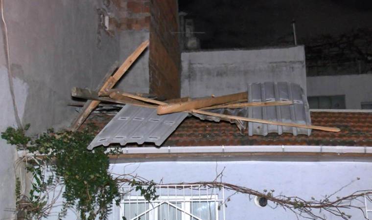 Bursa’da 3 katlı binanın çatısı müstakil evin üstüne düştü!