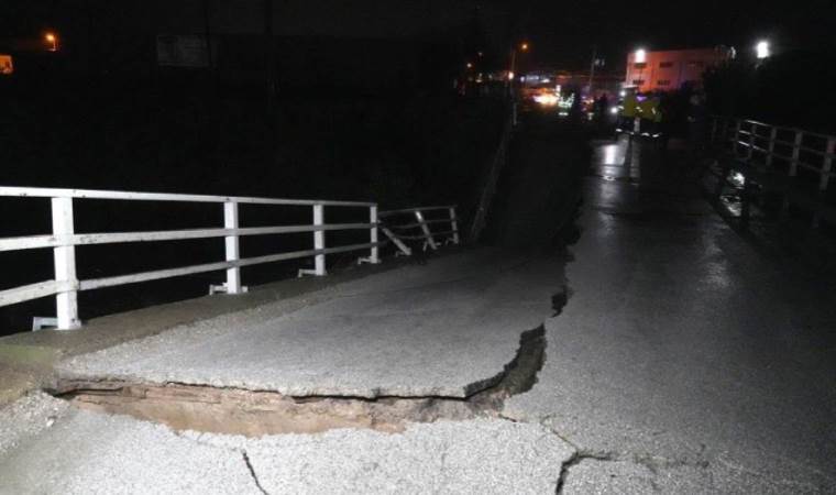 Balıkesir’de şiddetli yağış nedeniyle bir köprü kısmen çöktü