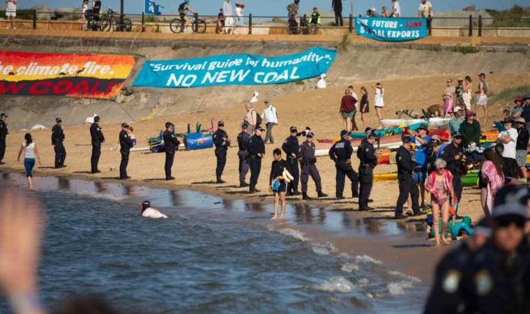Dünya’nın en büyük kömür limanında protesto: 100’den fazla gözaltı
