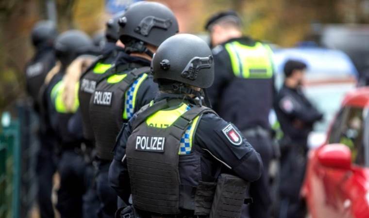 Almanya’da öğretmene silahlı tehdit: 4 çocuğa gözaltı