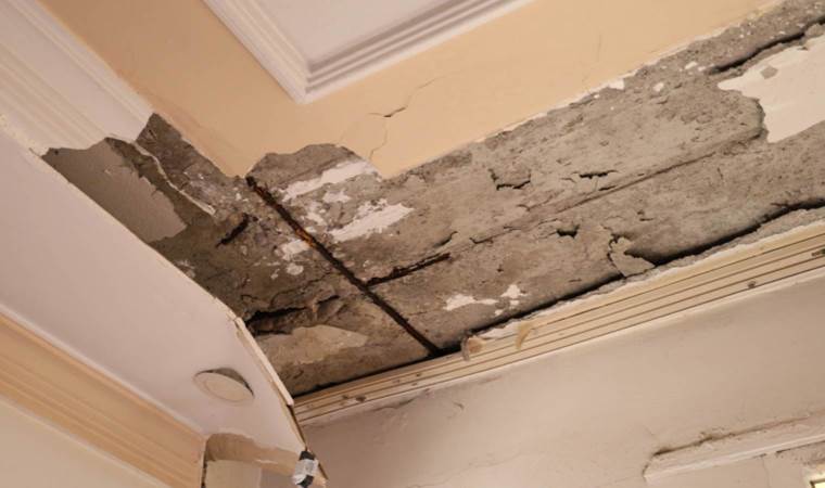 Uyurken tavan alçısı üzerlerine düştü: ‘Deprem oldu sandık’