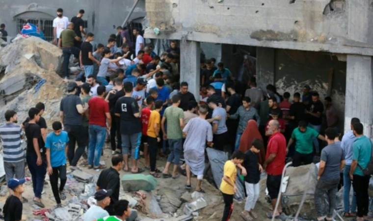 İsrail, BM’ye ait Fakhoora Okulu’nu vurdu: 50 ölü