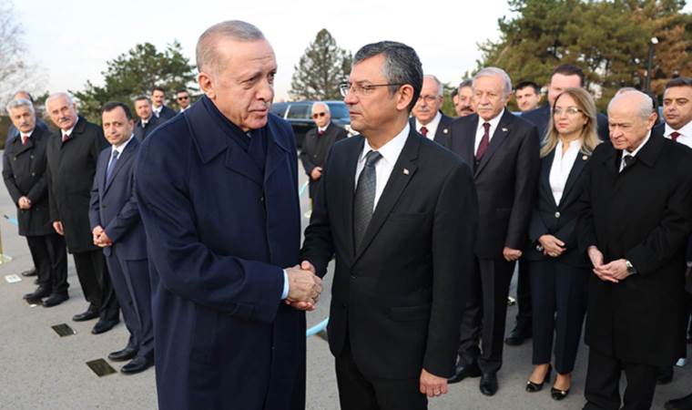 Özgür Özel ve Erdoğan Anıtkabir’de tokalaştı: ‘Ata’nın huzurunda siyasi rekabet olmaz’