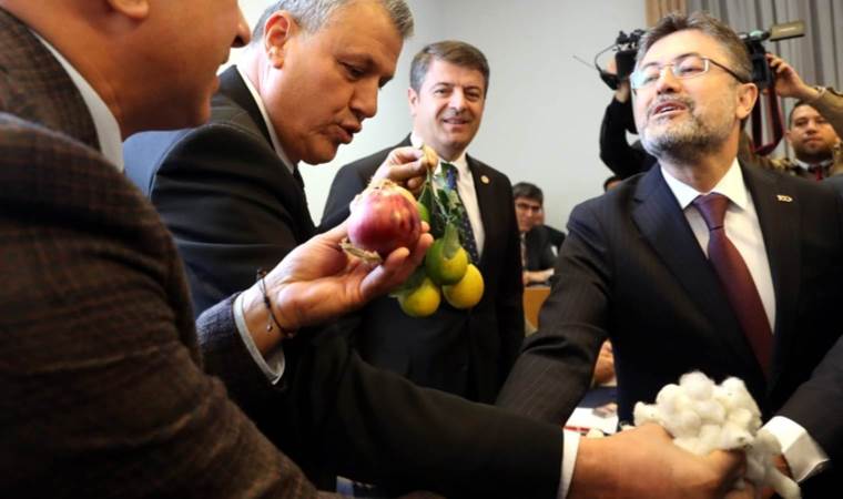 Bakan Yumaklı’ya pamuk ve limon şoku: ‘Çiftçinin ümüğünü sıktınız’