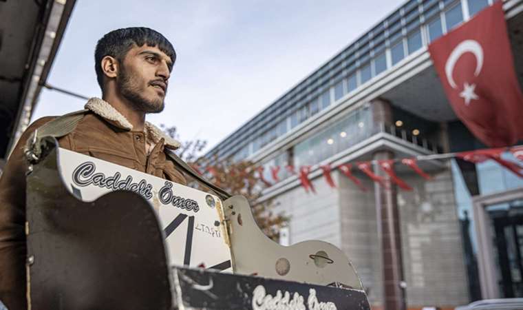 Caddeli Ömer boynuna astığı tezgahla Erzurum’u boydan boya gezerek ekmek parası kazanıyor