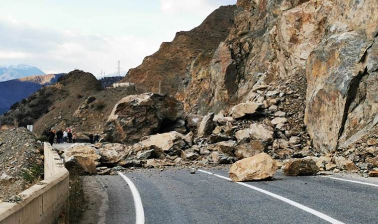 Artvin’de heyelan: Kayalar kara yoluna düştü