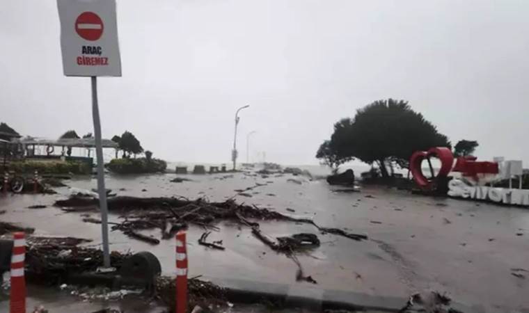 İstanbul’da şiddetli yağış dereyi taşırdı