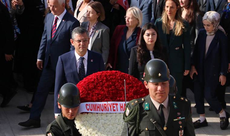 CHP lideri Özgür Özel, PM ve YDK üyeleriyle Anıtkabir’i ziyaret etti