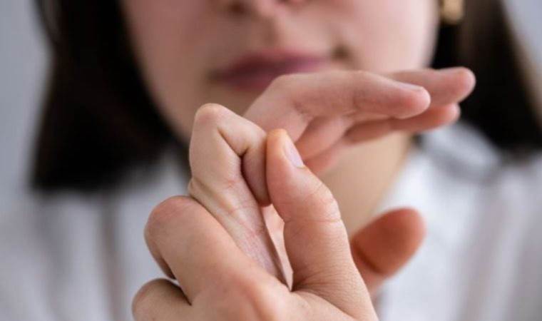 Hepimiz yapıyoruz ama… Parmak çıtlatmanın zararı var mı?