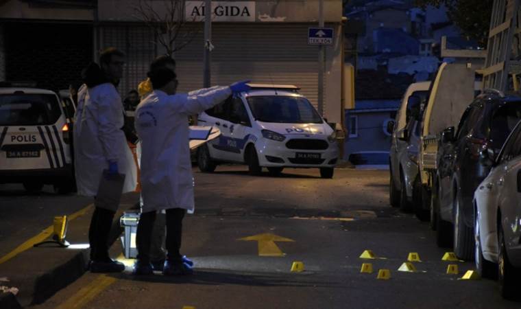 Silahlı saldırıda başından vuruldu: 17 el ateş ettiler!