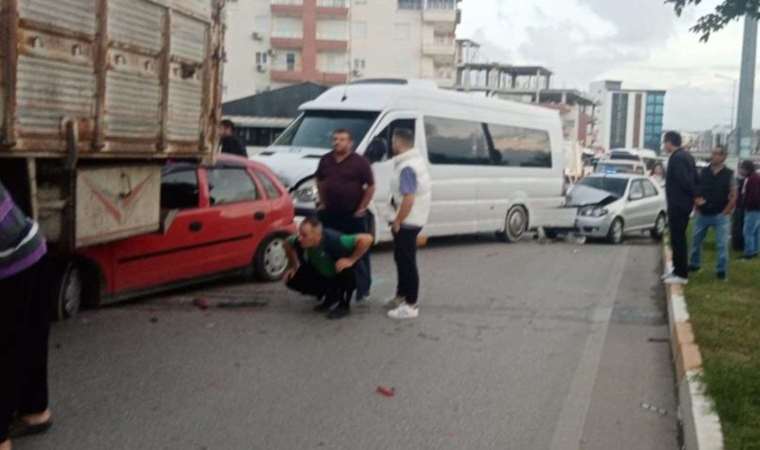 Antalya’da zincirleme kaza… 4 araç birbirine girdi!